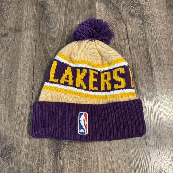 New Era Los Angeles Lakers Cuffed Knit Pom Beanie Hat Purple OSFM New With Tags - Picture 2 of 9